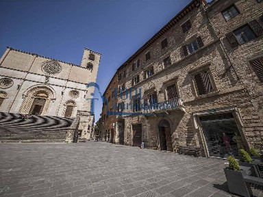 Trilocale piazza del Popolo, Todi, Centro, Todi