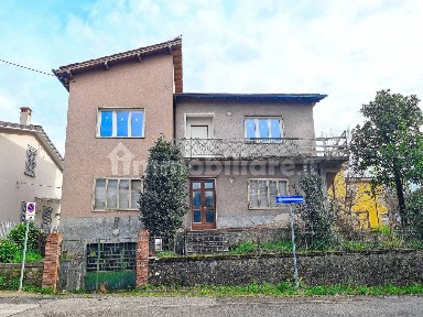 Quadrilocale da ristrutturare, piano rialzato, Centro, Montale