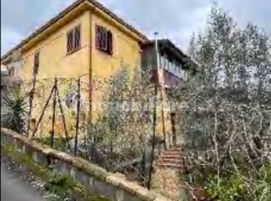 Villa all'asta via O. San 2, Palermo