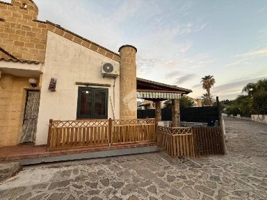 Villa bifamiliare Lungomare del Mediterraneo 32, Campofelice di Roccella