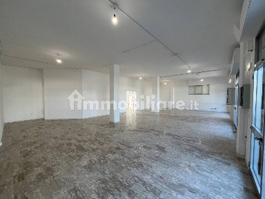 Locale commerciale in Affitto