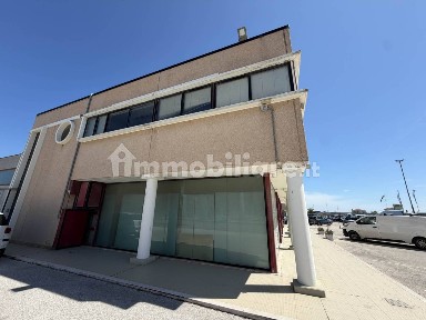 Locale commerciale in Affitto