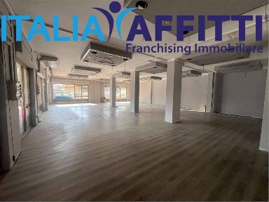 Locale commerciale in Affitto