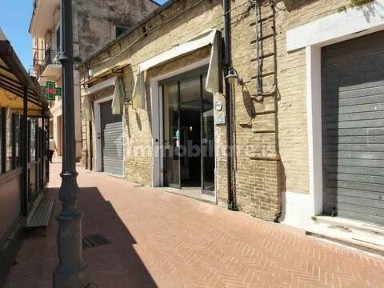 Locale commerciale in Affitto