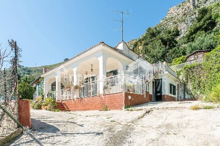 Villa unifamiliare via Capri, Villagrazia di Carini, Carini