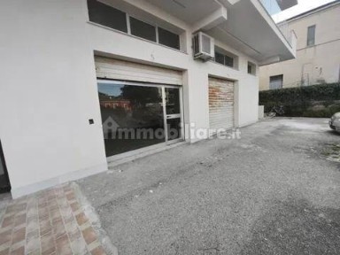 Locale commerciale in Affitto