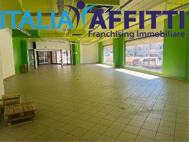 Locale commerciale in Affitto