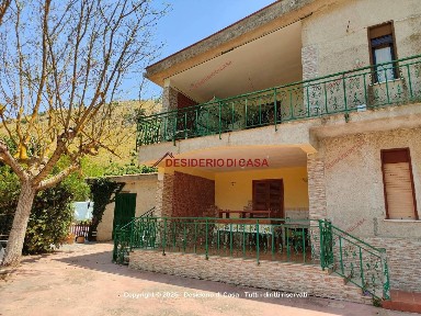Villa bifamiliare via Gela 10, Santa Cristina Gela
