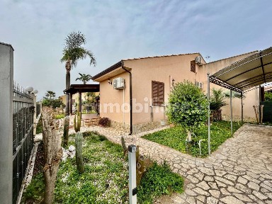 Villa bifamiliare via Re Ruggero II, Campofelice di Roccella