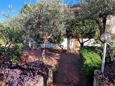 Villa unifamiliare via Francesco Cangialosi, 140/142, Centro, Carini