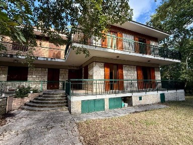 Villa bifamiliare viale Medaglie D'Oro 1, Ascoli Piceno
