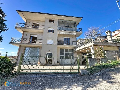 Villa unifamiliare via Francesco Egidi, Centro, Montefiore dell'Aso