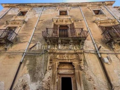 Collesano, Via Francesco Crispi, 1