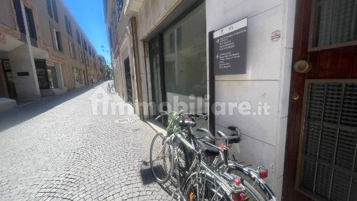 Locale commerciale in Affitto