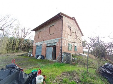 Terratetto unifamiliare 160 m², da ristrutturare, Foiano della Chiana