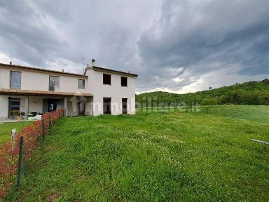 Terratetto plurifamiliare 113 m², ottimo stato, Bucine