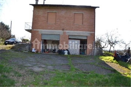 Terratetto unifamiliare 200 m², da ristrutturare, Foiano della Chiana