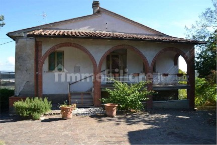 Terratetto unifamiliare 270 m², da ristrutturare, Centro, Lucignano