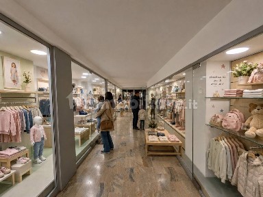 Locale commerciale in Vendita