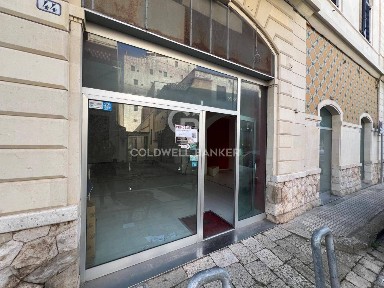 Locale commerciale in Vendita