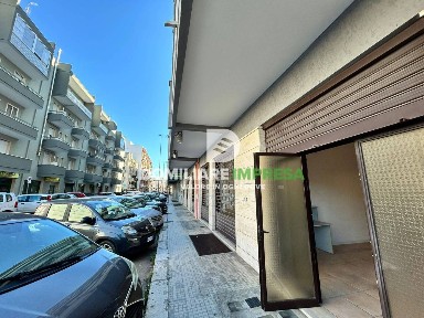 Locale commerciale in Vendita