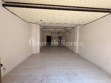 Locale commerciale in Vendita