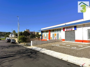 Locale commerciale in Vendita
