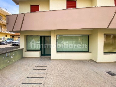 Locale commerciale in Vendita