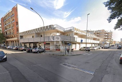 Locale commerciale in Vendita