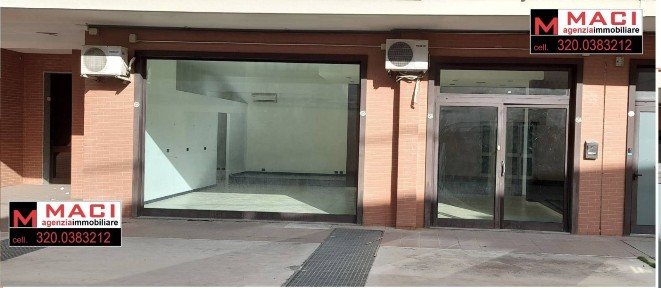 Locale commerciale in Vendita