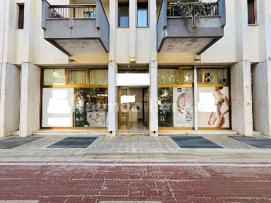 Locale commerciale in Vendita
