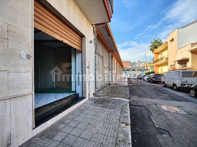 Locale commerciale in Vendita