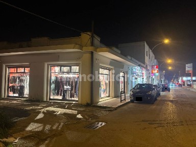 Negozio di abbigliamento in Vendita
