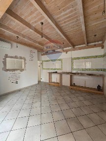 Locale commerciale in Vendita