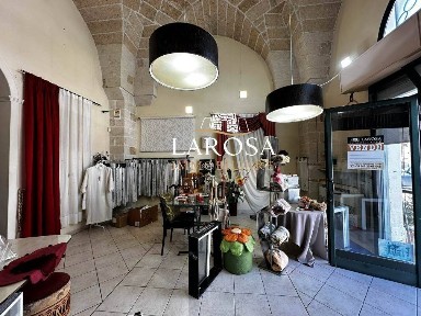 Negozio di abbigliamento con laboratorio in Vendita