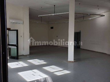 Locale commerciale in Vendita