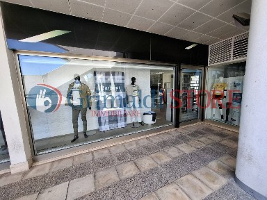 Locale commerciale in Vendita