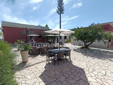 Hotel con laboratorio in Vendita