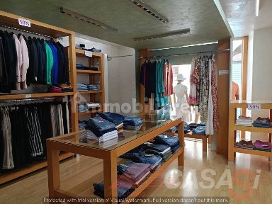 Negozio di abbigliamento in Vendita