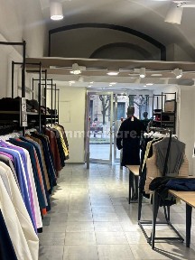 Locale commerciale in Vendita