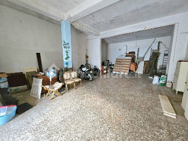 Attività commerciale con laboratorio in Vendita