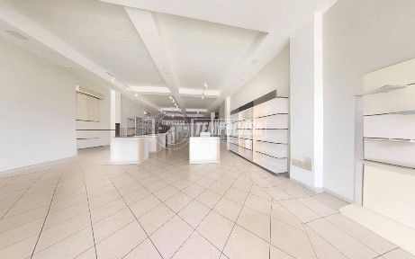 Locale commerciale in Vendita