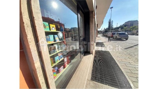 Locale commerciale in Vendita