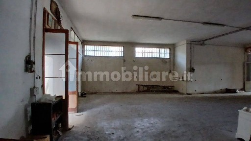 Locale commerciale in Vendita
