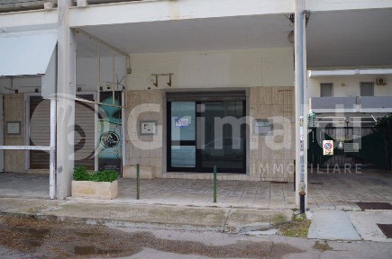 Locale commerciale in Vendita