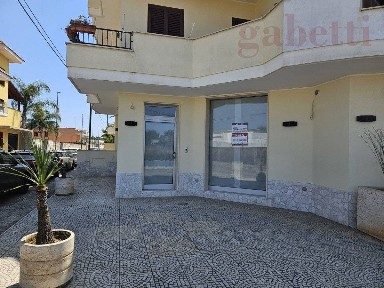 Locale commerciale in Vendita