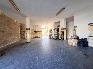 Locale commerciale in Vendita
