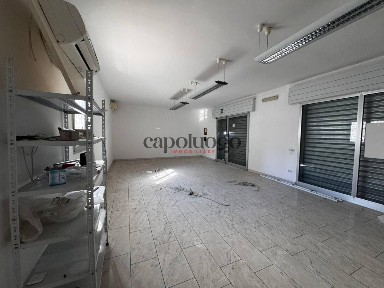 Locale commerciale in Vendita