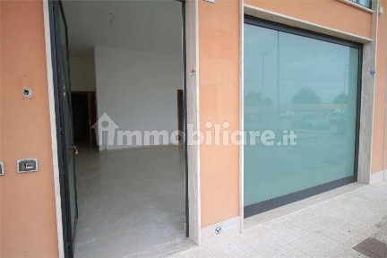 Locale commerciale in Vendita