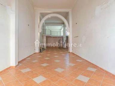 Locale commerciale in Vendita